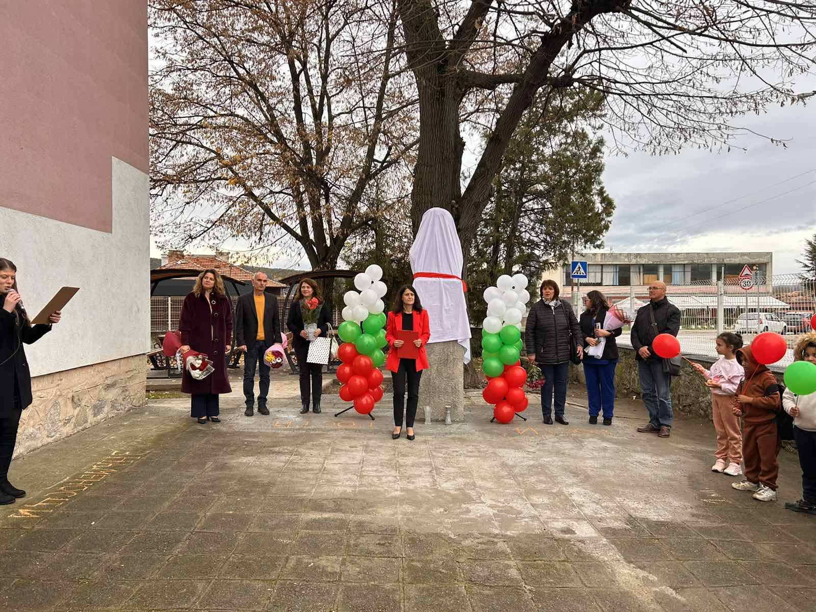 Откриха бюст-паметник на Христо Ботев в хисарско училище