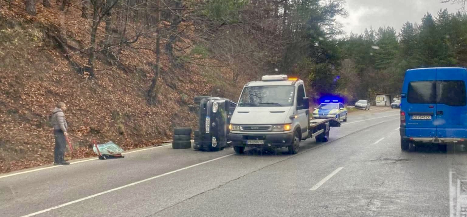 Кола се преобърна на Козница
