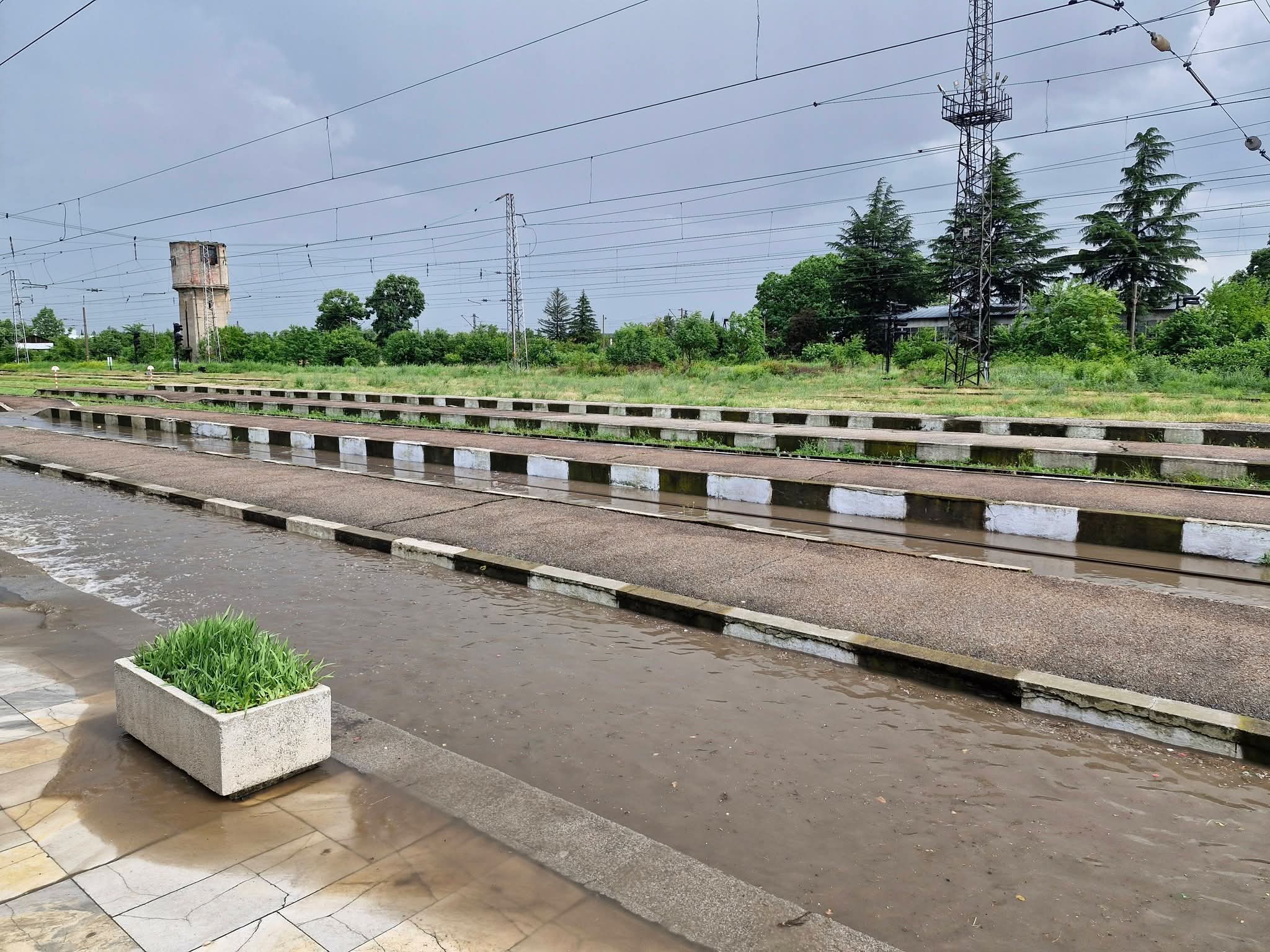 Порой парализира гарата в Карлово: Водата стигна до трети коловоз, влаковете спрени