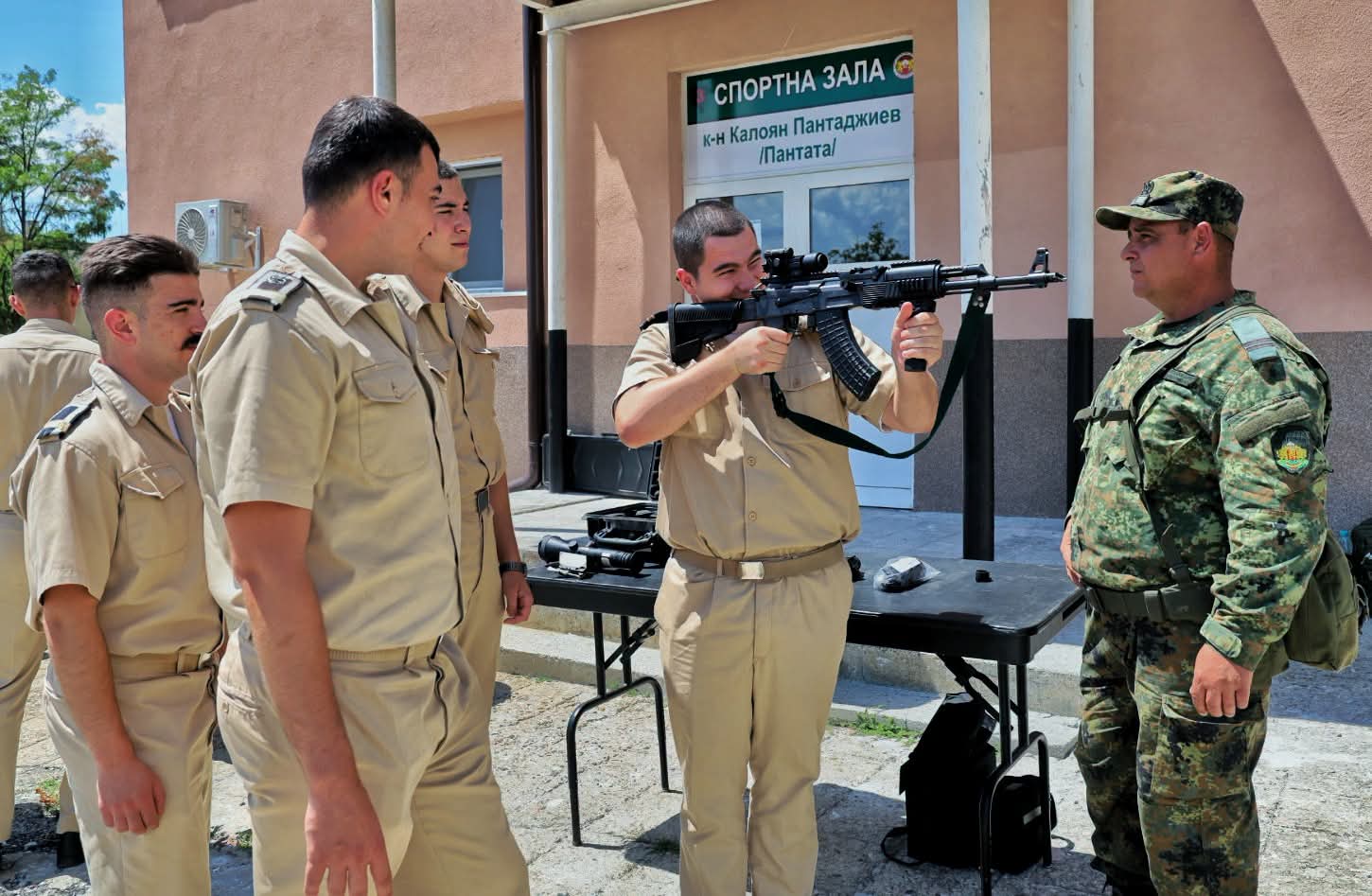Курсанти от ВВМУ „Н. Й. Вапцаров“ се запознаха с бойните традиции и възможностите на 61-ва Стрямска бригада