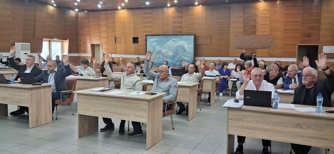 Общински съвет Карлово прие бюджета на Общината за 2026 г. с фокус върху инвестициите и инфраструктурата