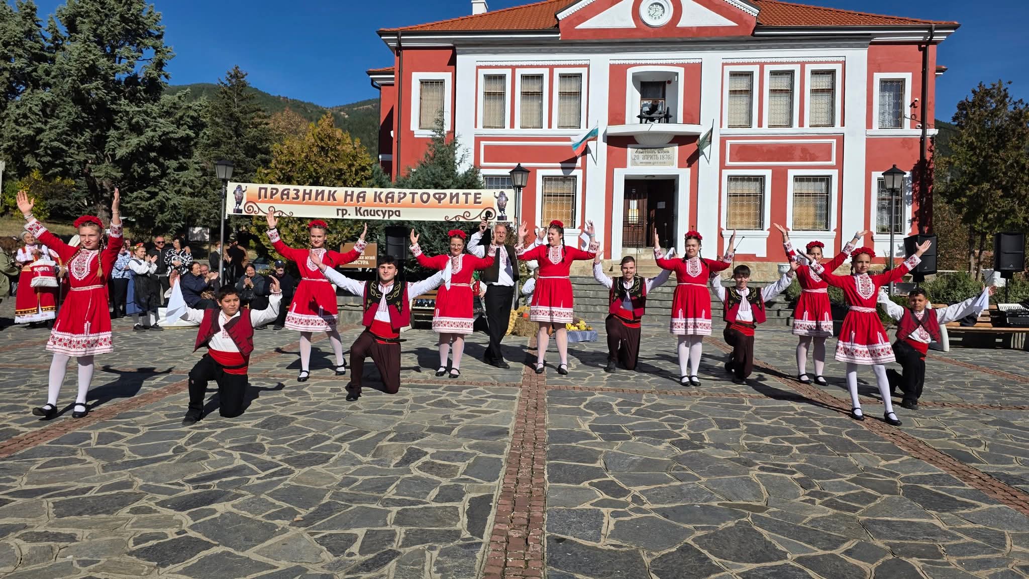 Клисура отпразнува картофите и плодородието с пъстър празник, детски усмивки и народно веселие