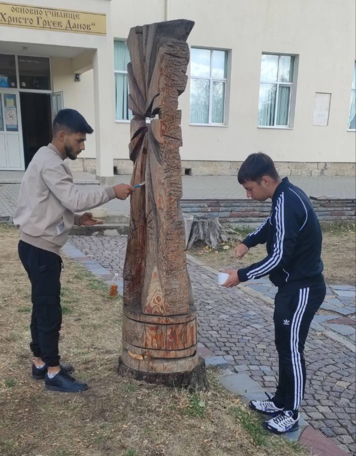 Млади лесовъди преобразяват училищния двор с грижа за природата