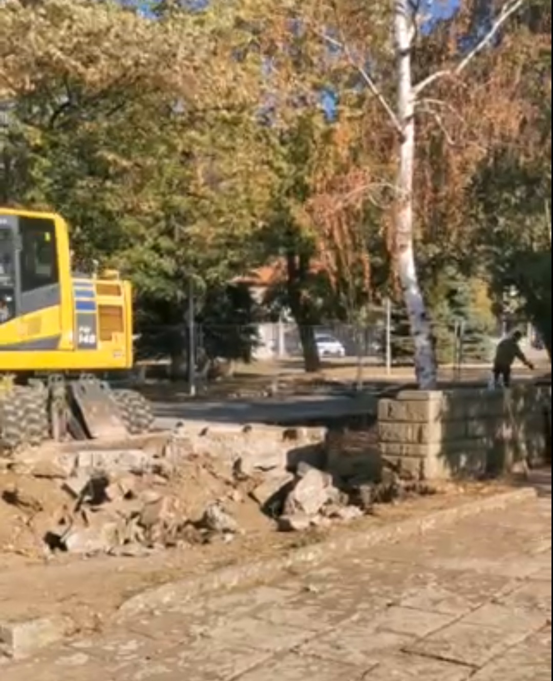 Ремонтът на площада в Сопот започна със спукана водопроводна тръба, без задължителна уведомителна табела и със събаряне на каменен зид към читалището