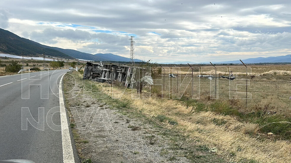 Камион се обърна в района на Мъглиж заради ураганен вятър